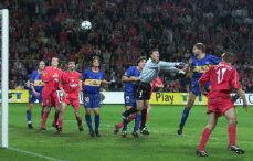 Le dfenseur d'Alavs Delfi Geli marque contre son camp: Liverpool remporte la Coupe de l'UEFA sur ce but en or... - AFP-OLIVIER MORIN