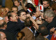 Bain de foule pour Jacques Chirac au parc des expositions de Villepinte pour son dernier meeting lectoral, le 2 mai 2002 - AFP/STF/Patrick Kovarik