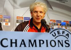 L'entraneur du Bayer Leverkusen Klaus Toppmller. - AFP - Achim Scheidemann